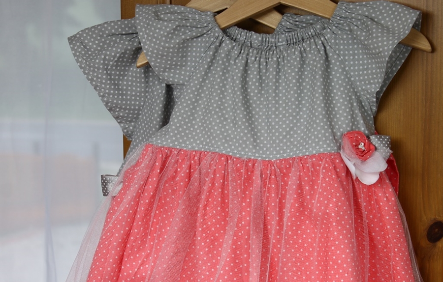 Sukienki dla dziewczynek -z tiulem i kwiatkiem