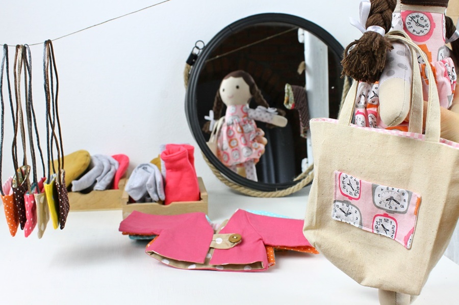 Szmaciana lala na zakupach