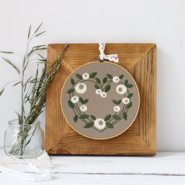 Wianek w kształcie serca - wzór do wyszycia haftem płaskim