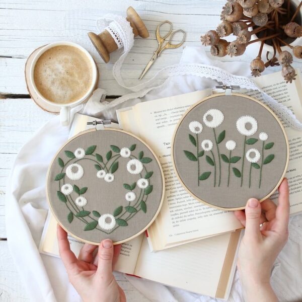 Zestaw wzorów haftów - białe kwiaty i wianek