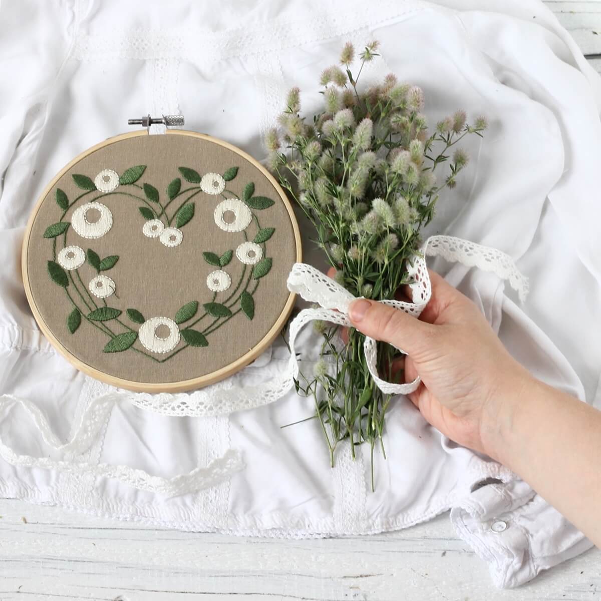 Haftowane kwiaty - wzór do wyszycia haftem płaskim