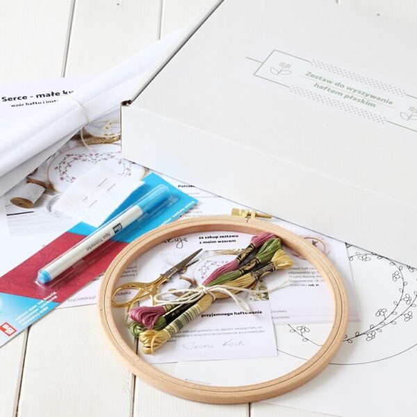 Zestaw do haftowania + video - wzór serce małe kwiatuszki