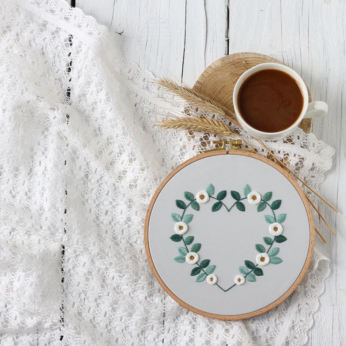 haft ręczny - wianek w kształcie serca