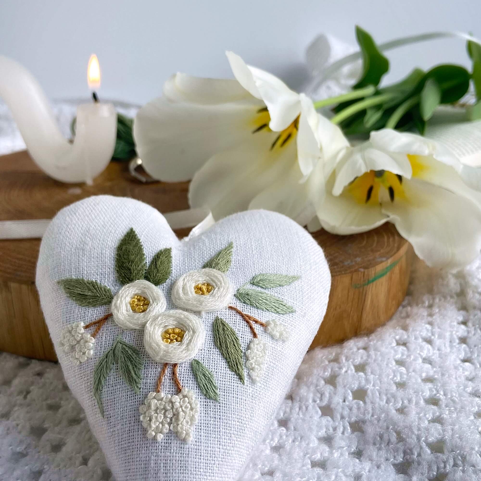 lniane serce wyszyte haftem płaskim