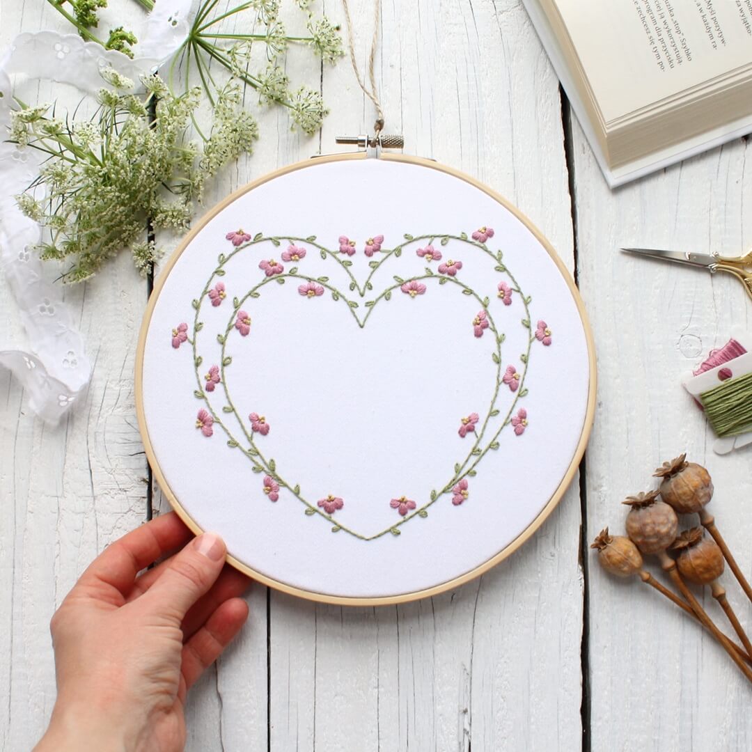 Tamborek z wyszytym sercem - haft płaski