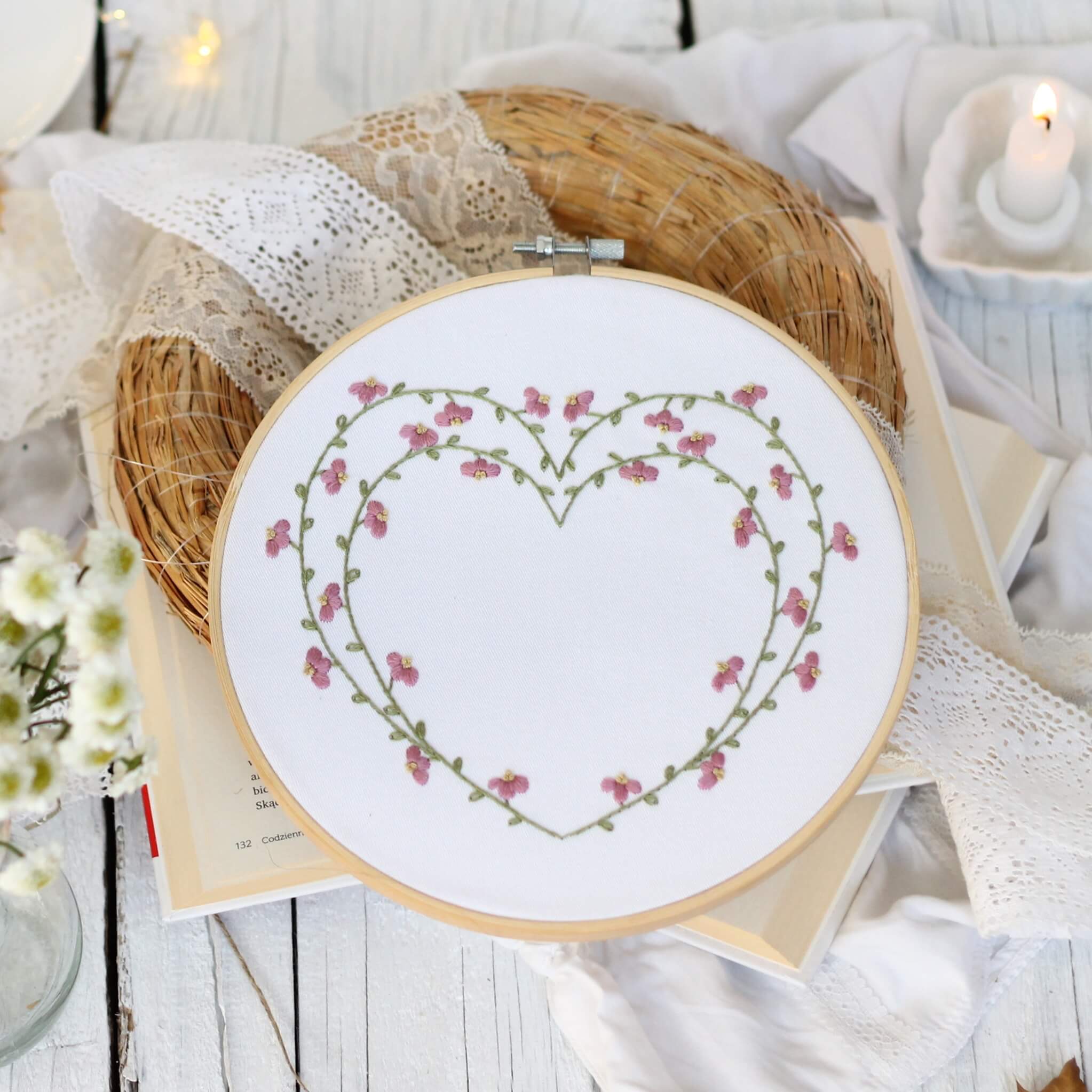 Tamborek wyszyty haftem płaskim
