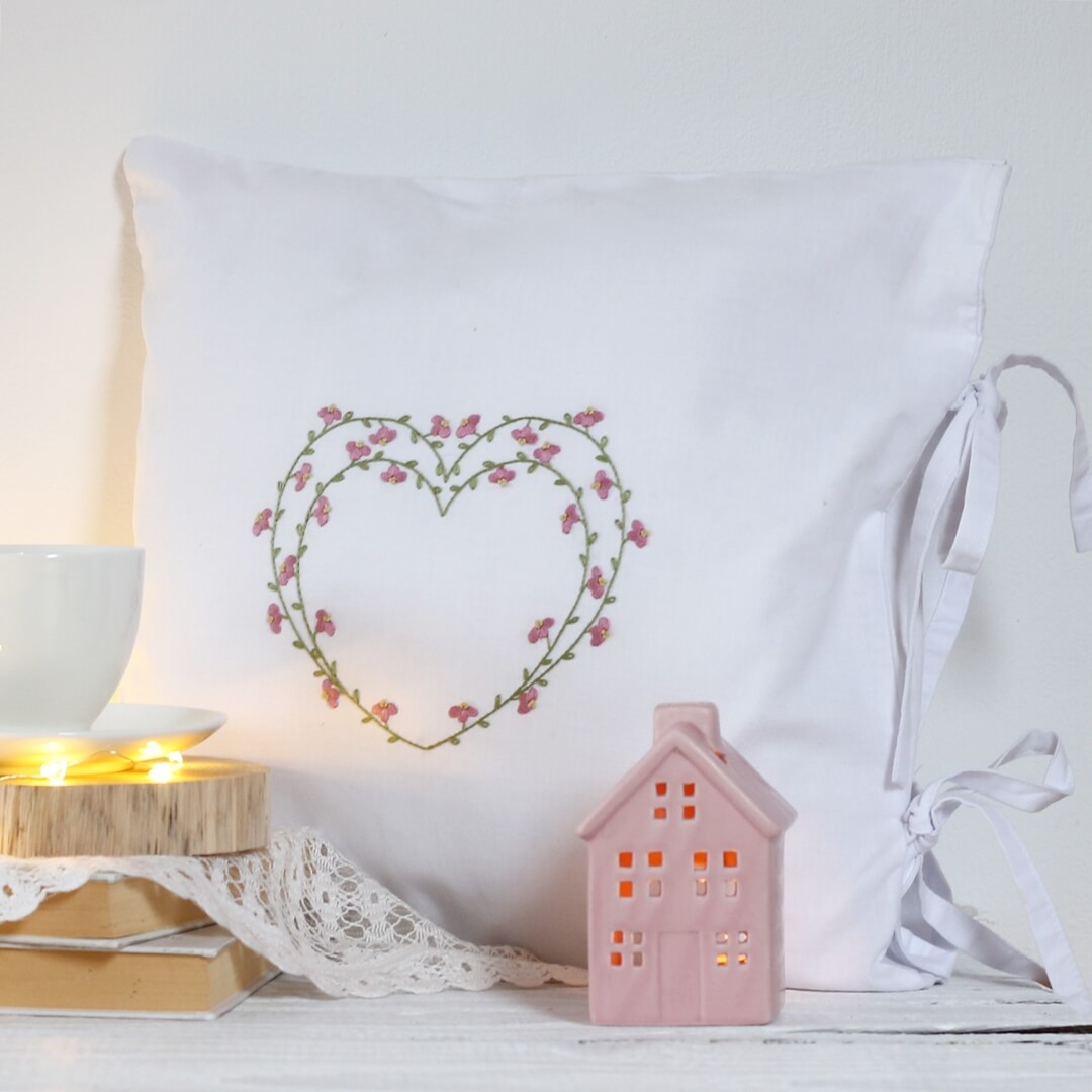 Poduszka wyszyta haftem płaskim